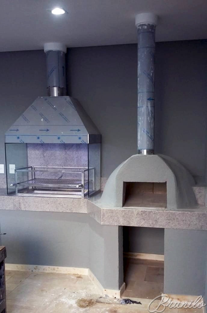 Churrasqueira, forno com coifa e chaminé em chapa