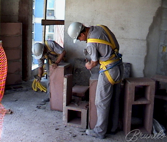 Equipe  montando dutos pré-moldados