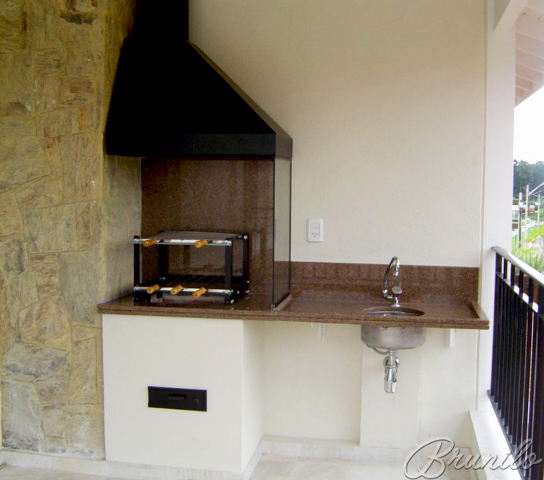 Churrasqueira com coifa em chapa preta