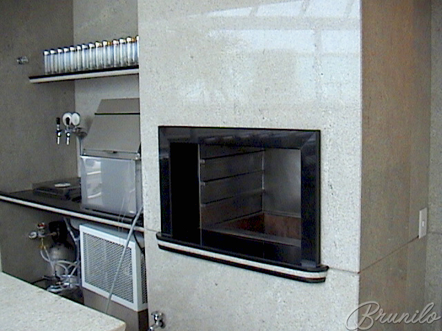 Churrasqueira revestida em granito e inox